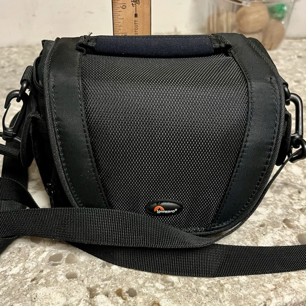 LowePro Edit 110 Black Camera Bag, Divider, Padded, Zipper, 5 Pockets